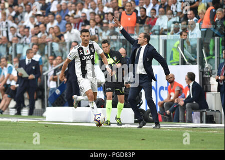 Torino, Italia. 25 Ago, 2018. Massimiliano Allegri, head coach della Juventus FC,Cristiano Ronaldo (Juventus FC),durante la serie di una partita di calcio tra Juventus e SS Lazio a Allianz Stadium il 25 agosto, 2018 a Torino, Italia. Credito: Antonio Polia/Alamy Live News Foto Stock