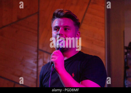 Gareth Barrow, cantante della band Lavengro effettuando in corrispondenza di Derryâ€™s centro nervoso, Irlanda del Nord. Foto Stock