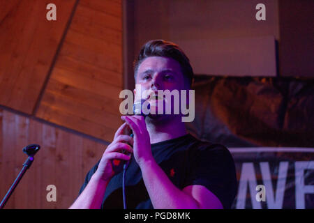 Gareth Barrow, cantante della band Lavengro effettuando in corrispondenza di Derryâ€™s centro nervoso, Irlanda del Nord. Foto Stock