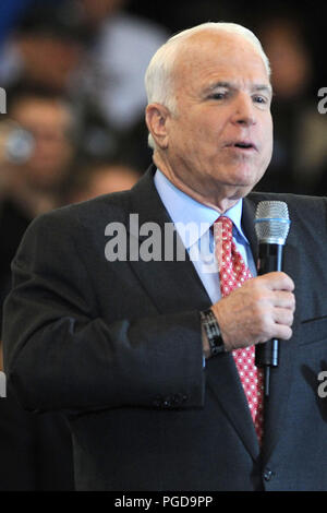 FAIRFIELD, CT - febbraio 3: Il candidato repubblicano alla presidenza Usa John McCain (R-AZ) durante un aspetto della campagna presso l Università del Sacro Cuore Febbraio 3, 2008 in Fairfield Connecticut. McCain è leader nella maggior parte dei sondaggi sul rivale contender ex Massachusetts Gov. Mitt Romney prima il più grande 'Super martedì " nella storia americana persone: Cindy McCain, John McCain Foto Stock