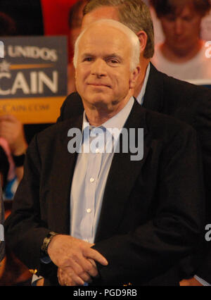 HENDERSON - NV - Novembre 3, 2008; candidato presidenziale repubblicano John McCain sorride a uno scherzo fatto dal senatore Joe Lieberman durante una campagna il rally Henderson Pavilion di Henderson, Nevada il 3 novembre 2008. Un giorno prima delle elezioni presidenziali americane McCain sta facendo una sette-membro cross-country blitz nello sforzo di conquistare voti al concorso contro l'avversario democratico Barack Obama persone: John McCain Foto Stock
