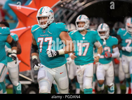 Giardini di Miami, Florida, Stati Uniti d'America. 25 Ago, 2018. I Delfini di Miami immettere il campo all'inizio di una stagione NFL partita di calcio tra la Baltimore Ravens e i delfini di Miami al Hard Rock Stadium di Miami, Florida. Credito: Mario Houben/ZUMA filo/Alamy Live News Foto Stock