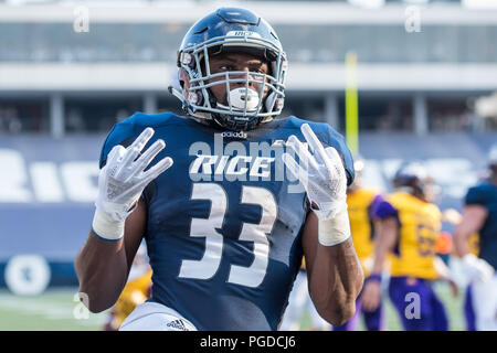 Houston, Stati Uniti d'America. Il 25 agosto 2018. Riso gufi running back Emmanuel Esukpa (33) celebra il suo touchdown durante il primo trimestre di un NCAA Football gioco tra la vista della prateria A&M pantere e il riso Civette alla Rice Stadium di Houston, TX. Il riso ha vinto il gioco da 31 a 28.Trask Smith/CSM Credito: Cal Sport Media/Alamy Live News Foto Stock