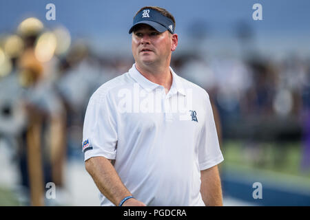 Houston, Stati Uniti d'America. Il 25 agosto 2018. Gufi di riso allenatore Mike Bloomgren lascia il campo al tempo di emisaturazione del NCAA di una partita di calcio tra la vista della prateria A&M pantere e il riso Civette alla Rice Stadium di Houston, TX. Il riso ha vinto il gioco da 31 a 28.Trask Smith/CSM Credito: Cal Sport Media/Alamy Live News Foto Stock