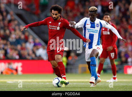 Liverpool è Mohamed Salah (sinistra) e Brighton & Hove Albion di Yves Bissouma battaglia per la palla durante il match di Premier League ad Anfield, Liverpool. Foto Stock