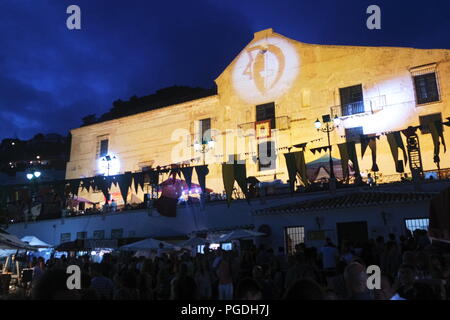 Spagna, Andalusia, Frigiliana. Il 3 festival delle culture. Sporgenze sulla parete del El Ingenio edificio Foto Stock