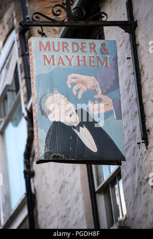Cartello fuori l'assassinio e Mayhem bookshop in Hay-on-Wye, POWYS, GALLES Foto Stock
