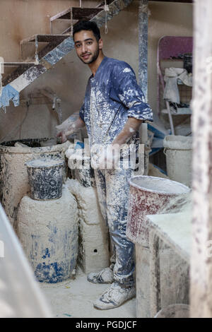 Hebron, Palestina, Giugno 4, 2014: giovani palestinesi a lavorare in un laboratorio di argilla che produce pietra decorazione interna. Foto Stock