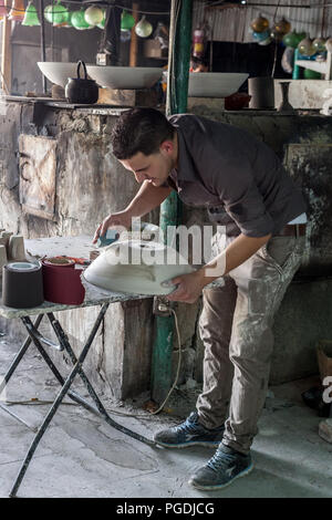 Hebron, Palestina, Giugno 4, 2014: giovani palestinesi lavora in un laboratorio di argilla che produce utensili domestici. Foto Stock