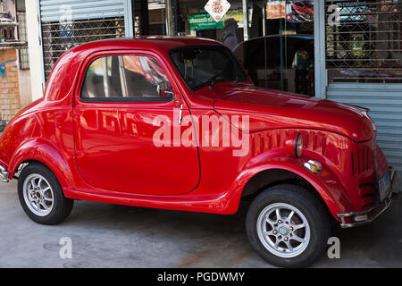 Phuket, Tailandia - 22 Febbraio 2018: Vecchio Rosso Fiat auto sulla strada di città, vista laterale Foto Stock