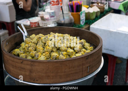 Thai gnocchi di patate al vapore Kanom Jeeb. Dim sum sulla strada del mercato nella città di Phuket, Tailandia Foto Stock