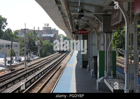 CTA Red line Howard Street Stazione ferroviaria piattaforma. Foto Stock