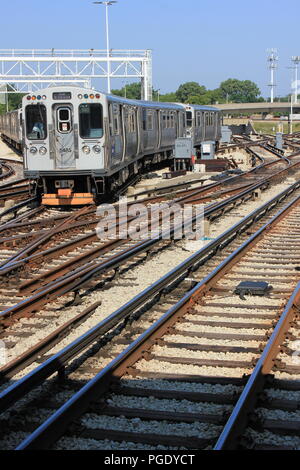 CTA Red line Howard Street pubblico stazione ferroviaria e cantiere ferroviario su una soleggiata giornata estiva a Chicago, Illinois. Foto Stock