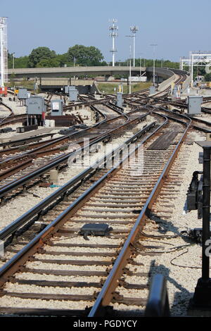 CTA Red line Howard Street pubblico stazione ferroviaria e cantiere ferroviario su una soleggiata giornata estiva a Chicago, Illinois. Foto Stock