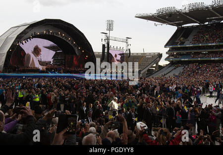 Papa Francesco si unisce a un pubblico di 82,500 € al gioco Croke Park Stadium di Dublino durante il Festival delle famiglie evento, come parte della sua visita in Irlanda. Foto Stock