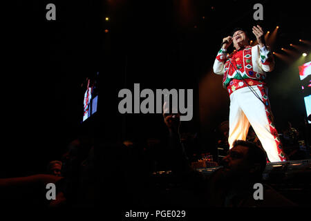 Il cantante messicano Juan Gabriel, durante il suo concerto nella notte di urlo di indipendenza del Messico presso l'asse Powered by Monster a Hollywood Foto Stock