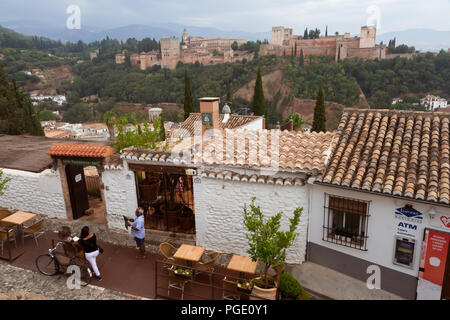 Agosto 2017 - un uomo prende una foto della sua fidanzata in una strada a Granada, in Spagna, in storico quartiere Albaycin, riconosciuta come patrimonio mondiale di UNESCO sito; Foto Stock