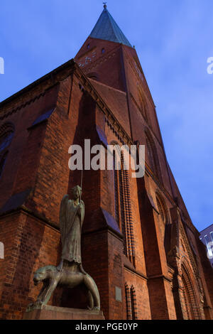 Dicembre 2017 - vista notturna di 'Der Geistkämpfer' statua (il Ghost Fighter; combattente dello spirito) da Ernst Barlach (1928) in piedi vicino a Nikolaiki Foto Stock