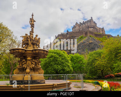 Il Castello di Edimburgo e Ross Fontana in Scozia, Regno Unito visto dai giardini di Princes Street in una luminosa giornata di sole. Foto Stock