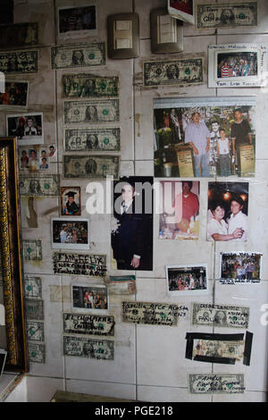 Altare en onore a Jesús Malverde Jesús Malverde que es venerado como Santo el cual todos los días atrae a cientos de seguidores un su capilla en la PAC Foto Stock