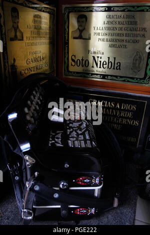 Altare en onore a Jesús Malverde Jesús Malverde que es venerado como Santo el cual todos los días atrae a cientos de seguidores un su capilla en la PAC Foto Stock