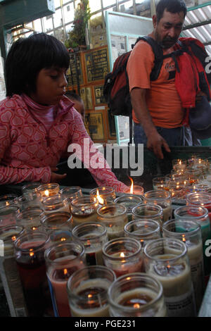 Altare en onore a Jesús Malverde Jesús Malverde que es venerado como Santo el cual todos los días atrae a cientos de seguidores un su capilla en la PAC Foto Stock