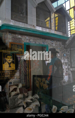 Altare en onore a Jesús Malverde Jesús Malverde que es venerado como Santo el cual todos los días atrae a cientos de seguidores un su capilla en la PAC Foto Stock