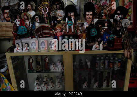 Altare en onore a Jesús Malverde Jesús Malverde que es venerado como Santo el cual todos los días atrae a cientos de seguidores un su capilla en la PAC Foto Stock