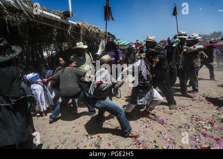 I farisei della tribù degli Yaqui eseguono un rituale di mascheramento durante la settimana Santa a Hermosillo, sonora Messico. Utilizzano strani personaggi di animali, Foto Stock