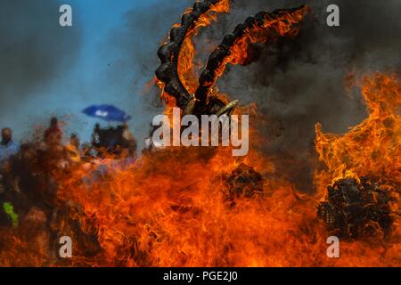 I farisei della tribù degli Yaqui eseguono un rituale di mascheramento durante la settimana Santa a Hermosillo, sonora Messico. Utilizzano strani personaggi di animali, Foto Stock