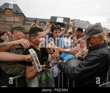 Worm, Germania. 24 Ago, 2018. Terence Hill segno s il suo autografo per i suoi fan. Attore italiano Terence Hill ha visitato la città tedesca di Worms, per presentare il suo nuovo film (il mio nome è qualcuno). Terence Hill aggiunto il fermo in worm per il suo film promotion tour in Germania, a visitare un ponte pedonale, che è denominata ufficiosamente Terence-Hill-ponte (ufficialmente Karl-Kubel-ponte). Credito: Michael Debets/Pacific Press/Alamy Live News Foto Stock