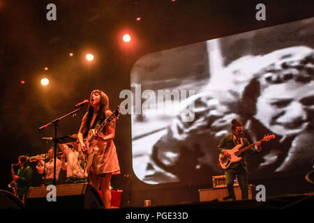28 ott 2017. Mon Laferte, cantante cilena durante il suo concerto presso la Tecate Sonoro festival. tappa, musicista, chitarrista, cantante.(foto: Luis Gutierrez) Foto Stock