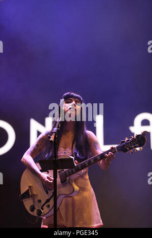 28 ott 2017. Mon Laferte, cantante cilena durante il suo concerto presso la Tecate Sonoro festival. tappa, musicista, chitarrista, cantante.(foto: Luis Gutierrez) Foto Stock
