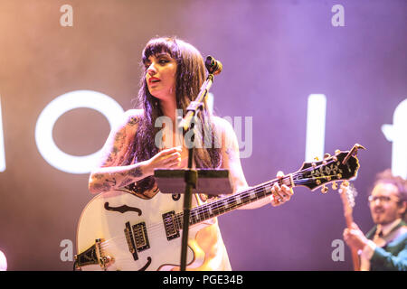 28 ott 2017. Mon Laferte, cantante cilena durante il suo concerto presso la Tecate Sonoro festival. tappa, musicista, chitarrista, cantante.(foto: Luis Gutierrez) Foto Stock