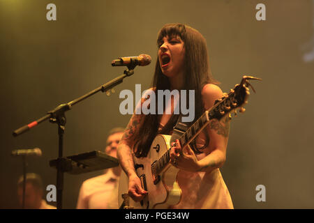 28 ott 2017. Mon Laferte, cantante cilena durante il suo concerto presso la Tecate Sonoro festival. tappa, musicista, chitarrista, cantante.(foto: Luis Gutierrez) Foto Stock