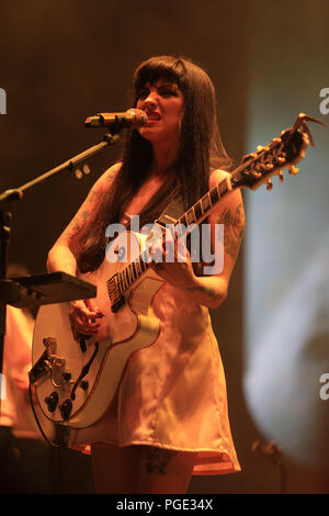 28 ott 2017. Mon Laferte, cantante cilena durante il suo concerto presso la Tecate Sonoro festival. tappa, musicista, chitarrista, cantante.(foto: Luis Gutierrez) Foto Stock