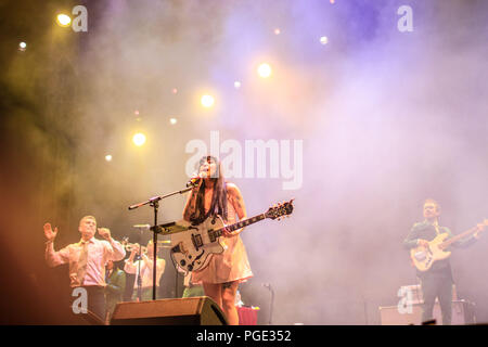 28 ott 2017. Mon Laferte, cantante cilena durante il suo concerto presso la Tecate Sonoro festival. tappa, musicista, chitarrista, cantante.(foto: Luis Gutierrez) Foto Stock