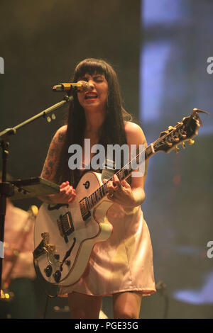 28 ott 2017. Mon Laferte, cantante cilena durante il suo concerto presso la Tecate Sonoro festival. tappa, musicista, chitarrista, cantante.(foto: Luis Gutierrez) Foto Stock