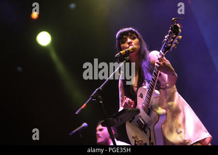 28 ott 2017. Mon Laferte, cantante cilena durante il suo concerto presso la Tecate Sonoro festival. tappa, musicista, chitarrista, cantante.(foto: Luis Gutierrez) Foto Stock