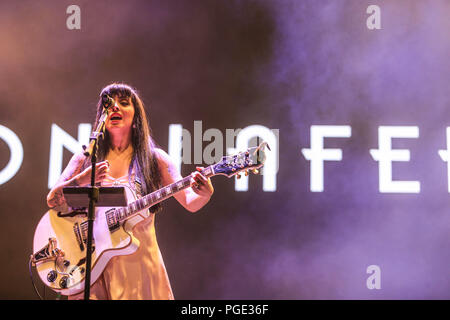 28 ott 2017. Mon Laferte, cantante cilena durante il suo concerto presso la Tecate Sonoro festival. tappa, musicista, chitarrista, cantante.(foto: Luis Gutierrez) Foto Stock