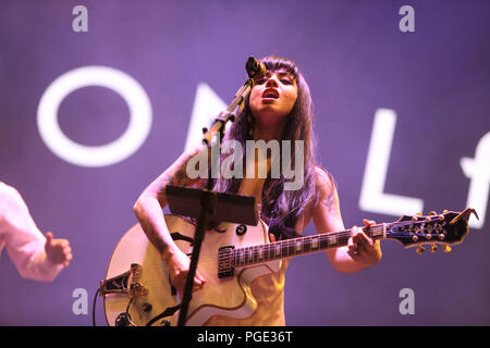 28 ott 2017. Mon Laferte, cantante cilena durante il suo concerto presso la Tecate Sonoro festival. tappa, musicista, chitarrista, cantante.(foto: Luis Gutierrez) Foto Stock