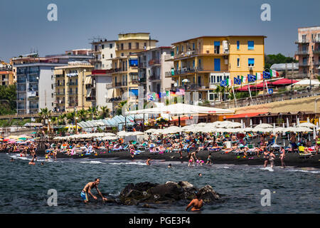 Torre del Greco, vicino napoli, Italia - 3 giugno 2018 - un'affollata spiaggia sulla costa italiana Foto Stock