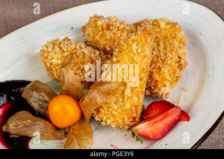 Arrosto di formaggio bastoni con marmellata Foto Stock