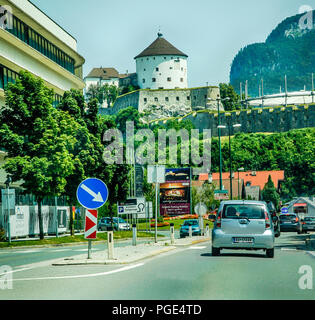 La guida attraverso una piccola città in Austria con un castello (Schloss) sulla collina in direzione Italia Foto Stock