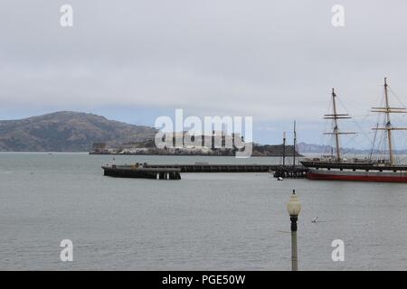 La Tall Ship "Balclutha' con l'Isola di Alcatraz in background, San Francisco, California, Stati Uniti d'America Foto Stock