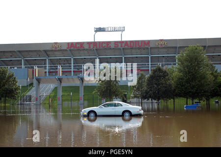 Allagamento - Ames, Iowa, 11 agosto 2010 -- Un solitario auto rimanente si trova in una zona di parcheggio esterno Jack Trice Stadium di Ames, Iowa. Lo stadio stesso è stato risparmiato eventuali danni causati dall'acqua. Central Iowa è stato inondato con back-to-back-to-back tempeste risultanti nel record di inondazioni in Ames. Foto Stock