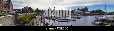 Centro lungomare con vista del legislatore BC edificio e famosa in tutto il mondo Empress Hotel nella città di Victoria sull isola di Vancouver Foto Stock