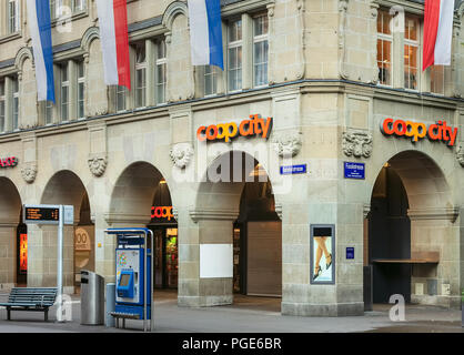 Zurigo, Svizzera - 1 Agosto 2018: una fermata del tram e la costruzione di alloggiamento di una Coop City store su Bahnhofstrasse street. La Bahnhofstrasse di Zurigo è la principale Foto Stock