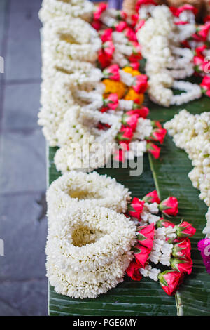 Fiori freschi di volante, Jasmine rose garland, volante di fiori di gelsomino al mercato di strada in Thailandia. Foto Stock