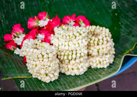 Fiori freschi di volante, Jasmine rose garland, volante di fiori di gelsomino al mercato di strada in Thailandia. Foto Stock